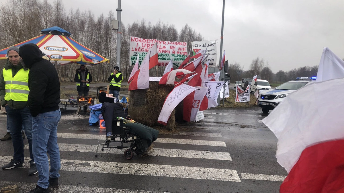 Mass protests by Polish farmers lead to blockade of border with Ukraine ...