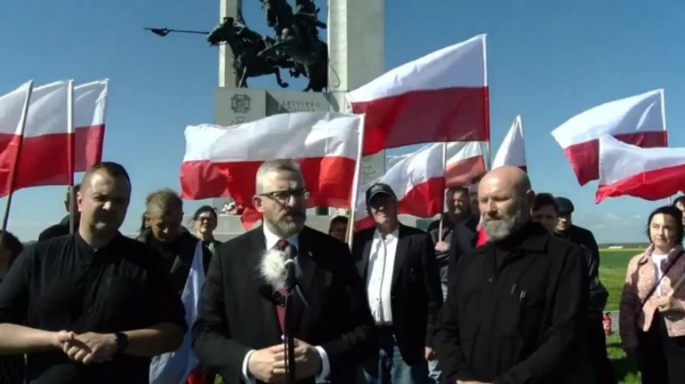Anti-Ukrainian presidential candidate in Poland removes Ukrainian flag from city hall – video