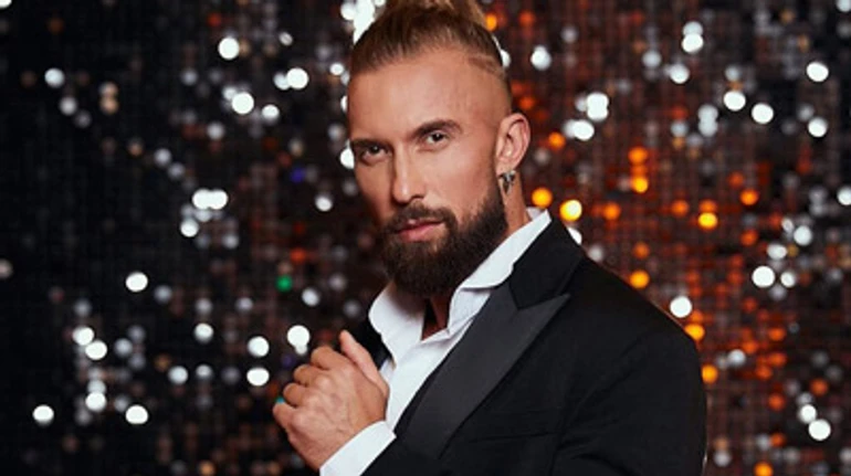 Бородата котоматуся. Історія актора Олексія Суровцева, який вивіз з розбомбленого Ірпеня понад 200 тварин