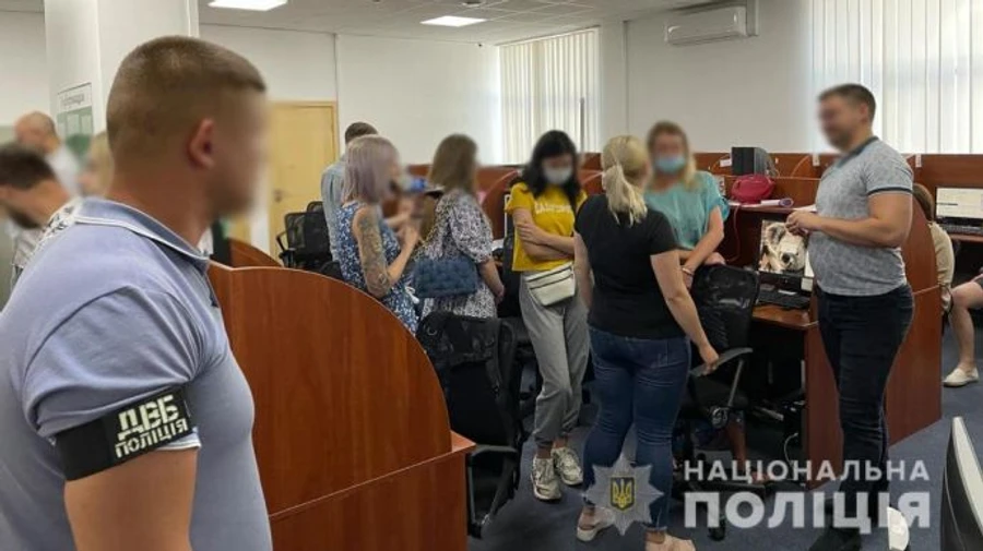 В 5 областях разоблачили коллекторов, угрожавших должникам порно-компроматом