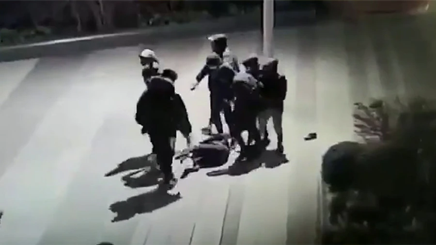 Зеленський про побиття українця в Парижі: Нападники мають сидіти