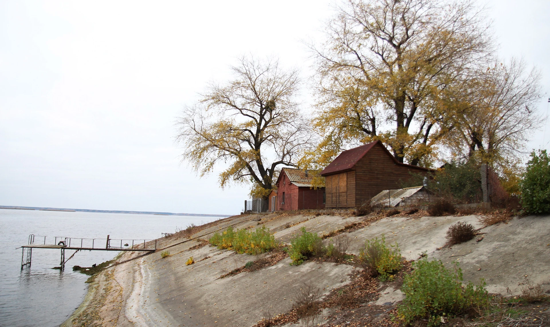 Чи є життя на дамбі, або Що відбувається в найнезвичнішому населеному пункті України