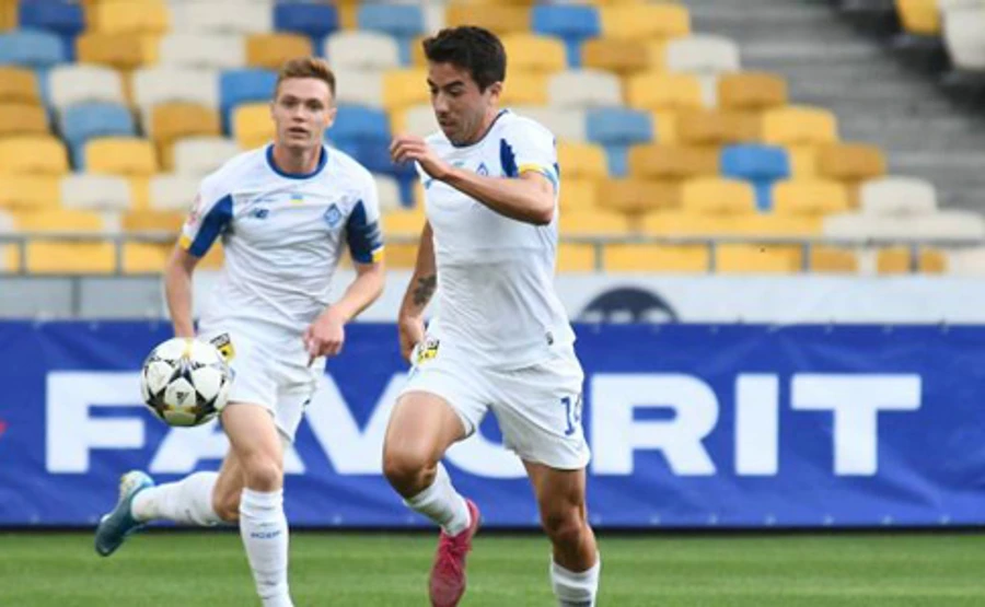 Карантин: в Україні заборонили проводити футбольні матчі з глядачами