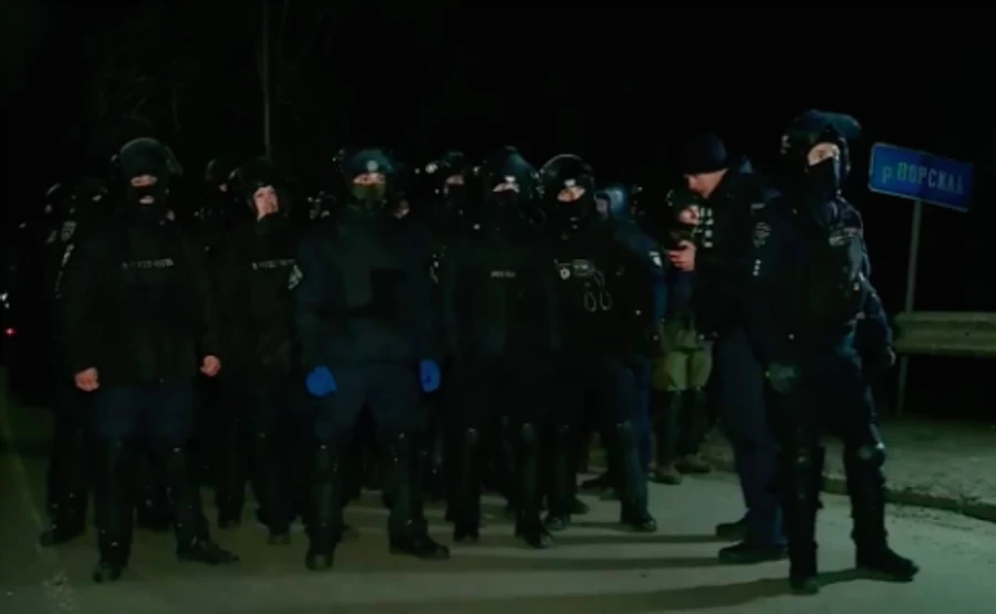 Биті вікна і барикади з вогнем: на Полтавщині відтіснили протест і завезли людей з Уханю