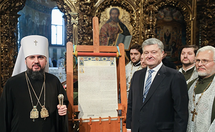 Порошенко с Епифанием вместе внесли томос в Софийский собор