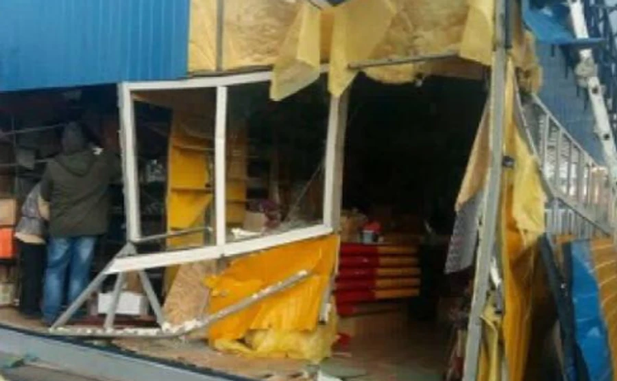 В Киеве на Дарнице сносят рынок, люди перекрыли дорогу