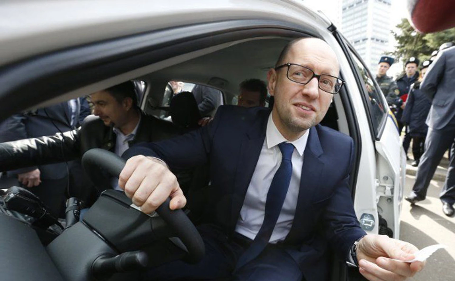 Для проїзду кортежу Яценюка перекривають дороги