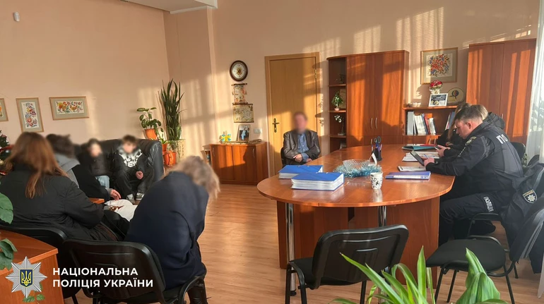 Побиття дівчини у школі Києва: поліцейські притягнули до відповідальності батьків нападників