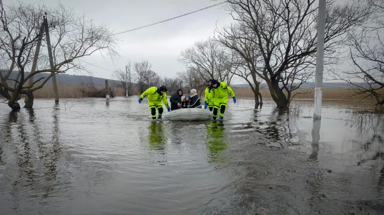 Через відлигу та дощі в Україні почалися паводки, фахівці – в режимі підвищеної готовності