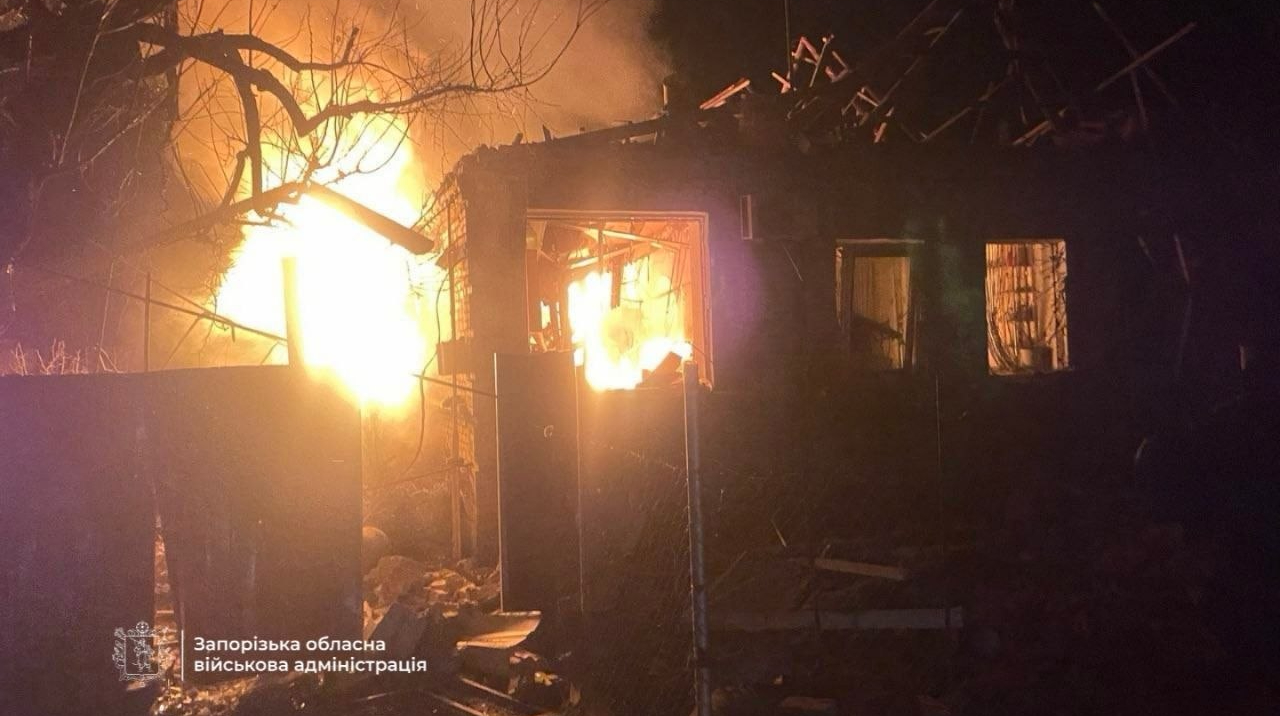 Росіяни дронами атакували Запоріжжя: поранена людина, виникла пожежа