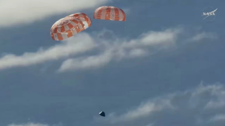 Екіпаж місії Artemis II облетів Місяць та успішно приземлився