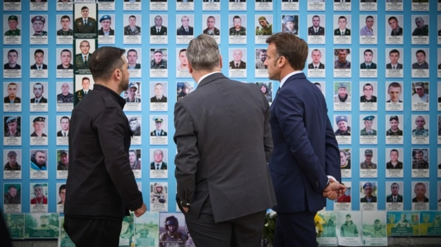 Zelenskyy, Macron and Starmer tour Kyiv's city centre after key meeting – photo, video