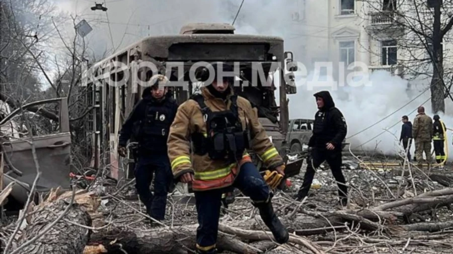 Зеленский к Западу после удара РФ по Сумах: Разговоры никогда не останавливали баллистику