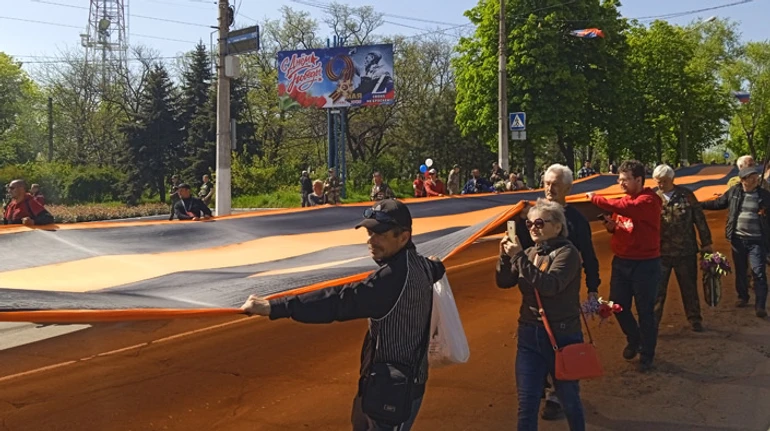 Смерть та життя у зруйнованому Маріуполі. Фоторепортаж