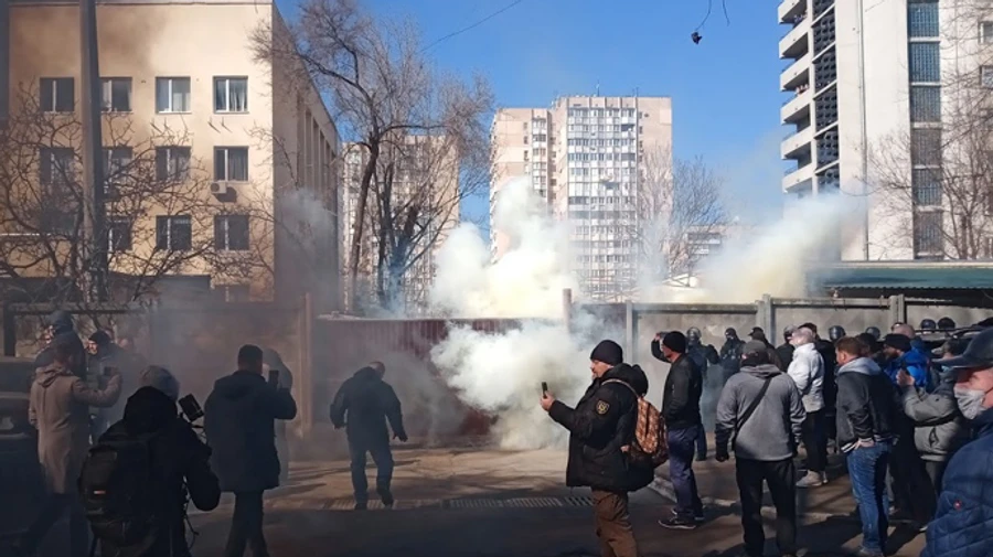 После приговора Стерненко произошли стычки под судом