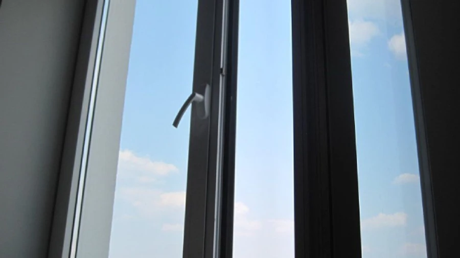 В Киеве с разницей в день двое больных COVID выбросились из окна