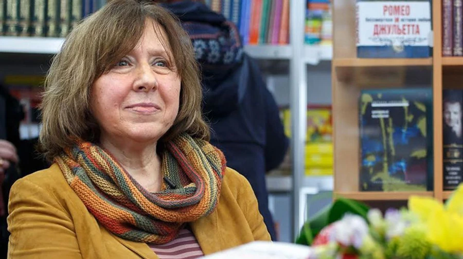 Алексиевич улетела в Германию, но планирует вернуться в Беларусь 