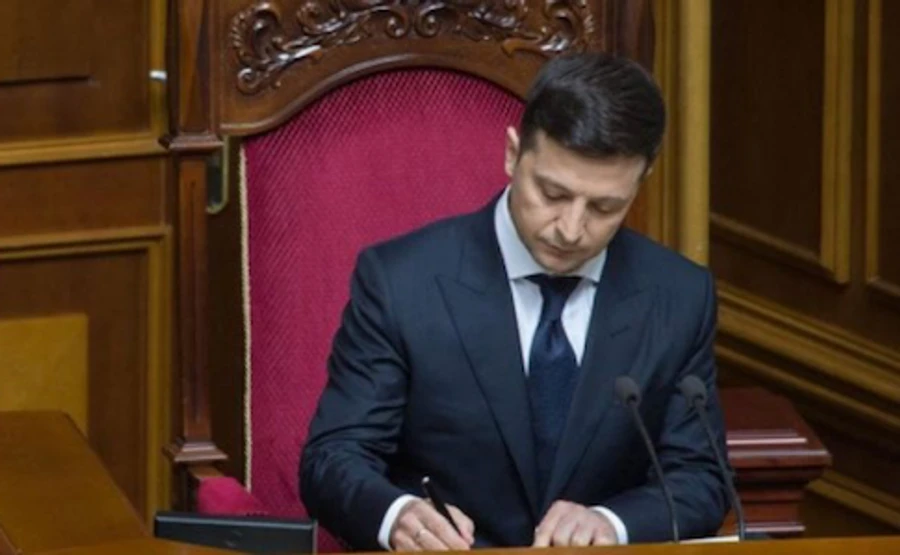 Зеленський підписав закон про штрафи за дітей не в автокріслі