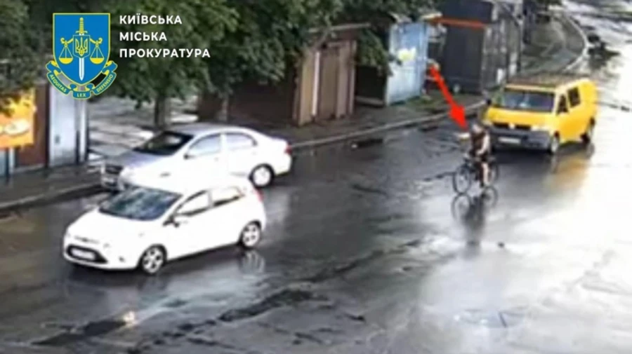 В Киеве велосипедист стрелял по авто волонтера из-за того, что его забрызгали из лужи