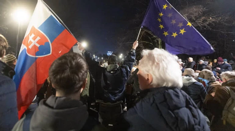 Фицо пугает Майданом: как масштабные протесты в Словакии приближают смену власти