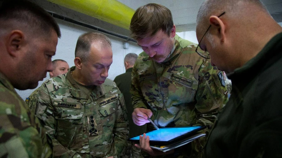 Сирський вчергове зʼїздив на Добропільський напрямок і заявив, що Сили оборони розсікли ворожий виступ