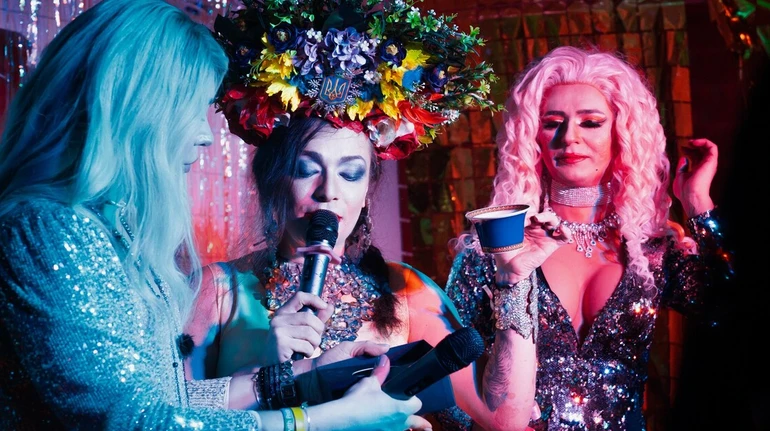 Не делайте каминг-ауты, если не чувствуете сил прожить последствия: Монро о дрег-культуре в условиях войны