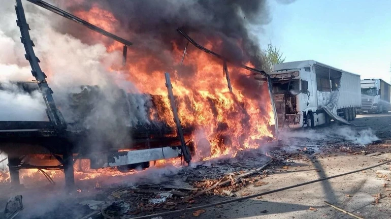 РФ вдарила по АЗС на Дніпропетровщині, де стояв автобус з дітьми – є поранені