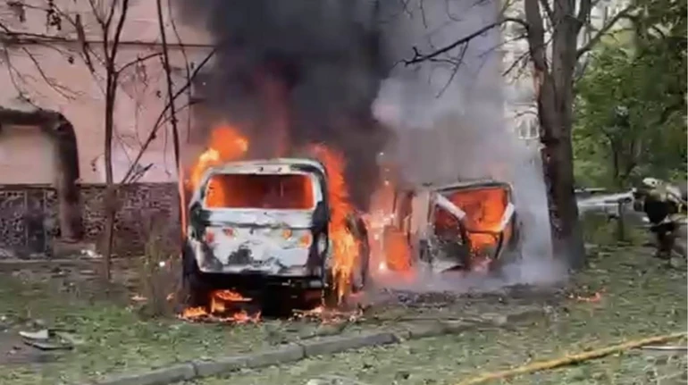 В Одесі через російську атаку горять авто, постраждали 2 людини