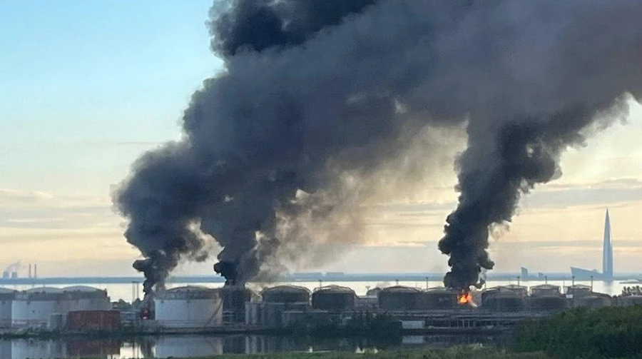 Атака дронов и взрывы: в российском Петербурге горит нефтетерминал – соцсети