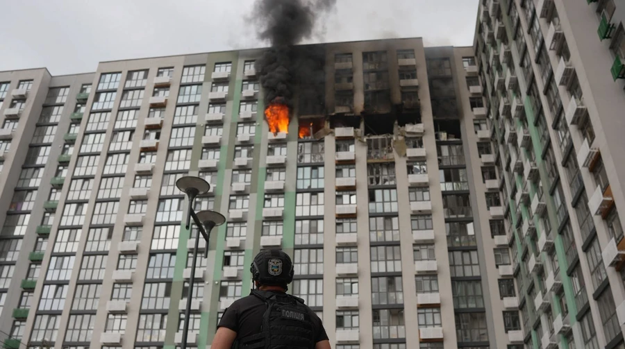 У Києві внаслідок атаки БпЛА загорілася багатоповерхівка: троє постраждалих