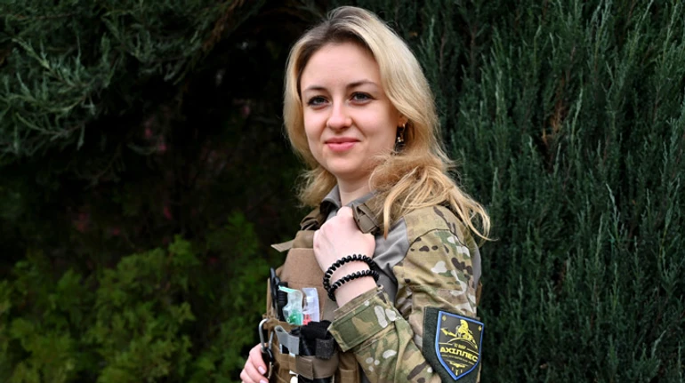War tears off masks. Сombat medic Athena talks about the fear of death, the fragility of life, and her sense of time at the frontline