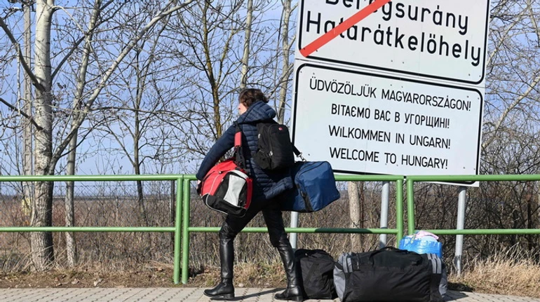 Смесь помощи, мифов и пропаганды. Как венгерское общество относится к украинцам и к войне