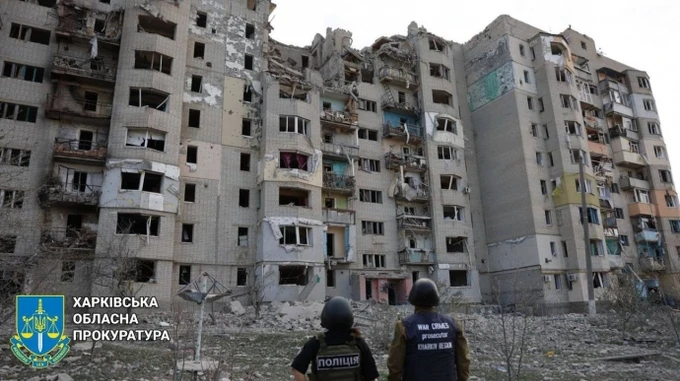 Russians drops aerial bomb on apartment block in Kupiansk, injuring elderly woman – video, photos