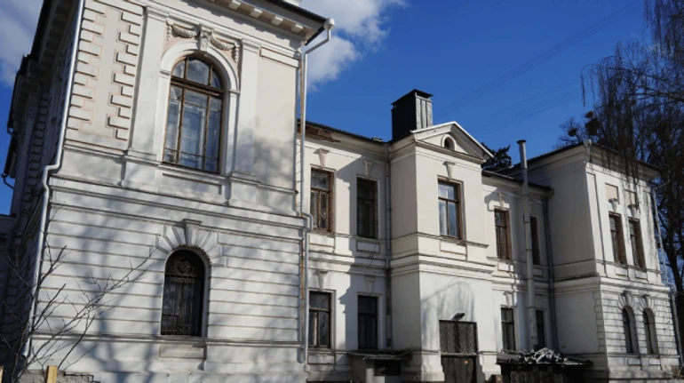 Напад на шедеври. Росіяни вже вдруге пошкодили Сумський художній музей, який досі зберігає колекцію живопису