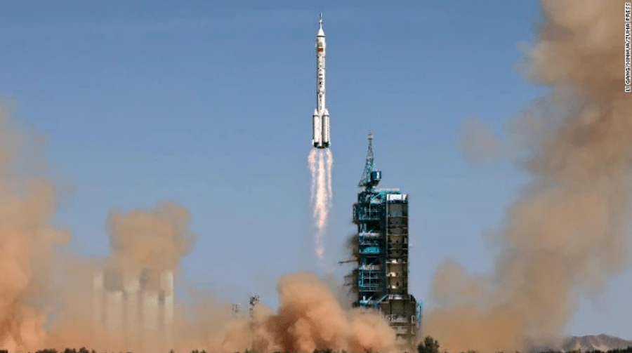 Китай успішно відправив астронавтів на нову космічну станцію