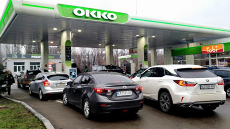 На українських заправках дефіцит пального, що може допомогти виправити ситуацію та яких цін очікувати автовласникам?