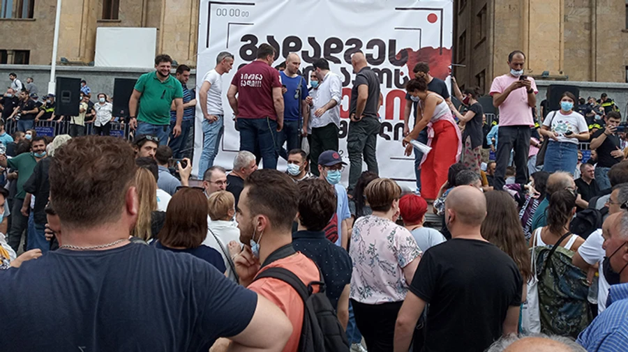 У Грузії тисячі людей вимагають відставки уряду після смерті оператора