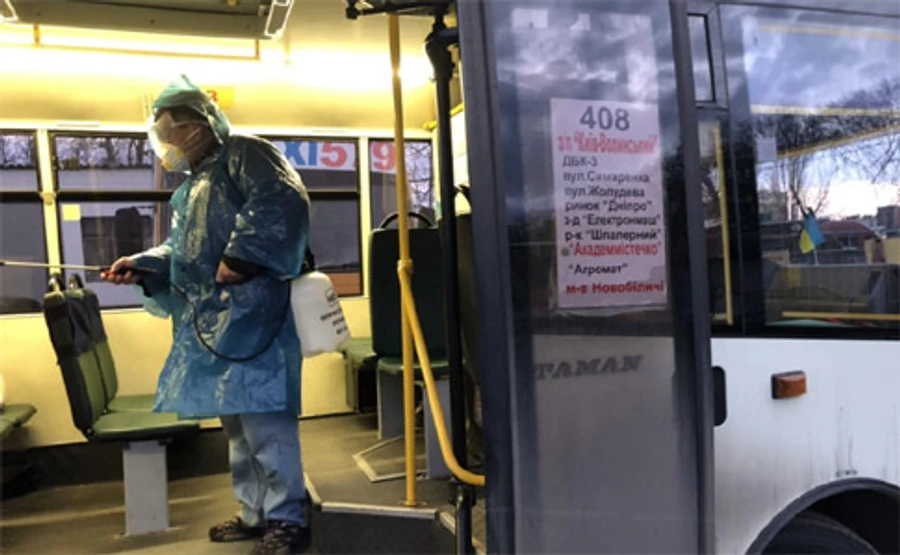 Жесткий карантин: Украинские города закрывают все заведения, кроме маркетов и аптек