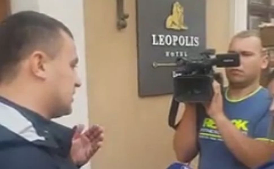 Правоохоронці прийшли до готелю, де живе Саакашвілі  