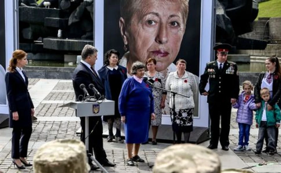 Порошенко: Самое сложное в работе президента – вести о гибели героев