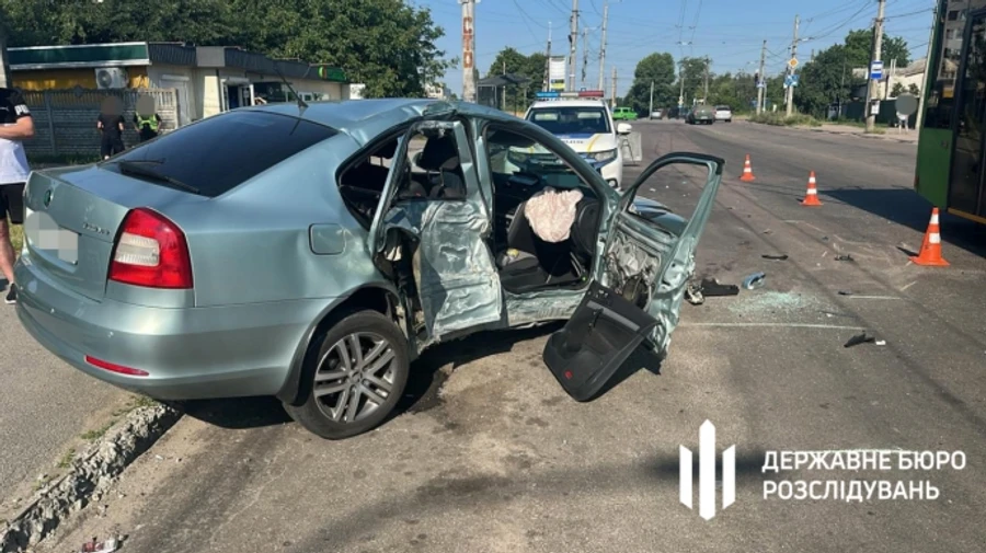 Прикордонник на авто врізався в бетонну опору: загинула неповнолітня пасажирка