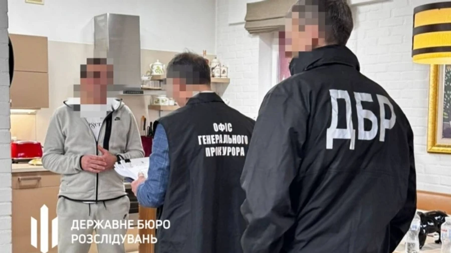 ГБР: Нардеп оформил разрешение на выезд за границу 18 мужчинам, трое - не вернулись