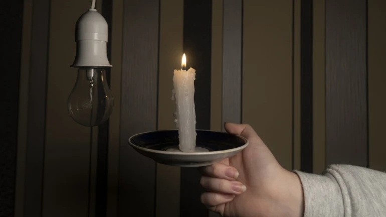 Виїзд українців за кордон після тривалих відключень світла перевищив прогноз НБУ