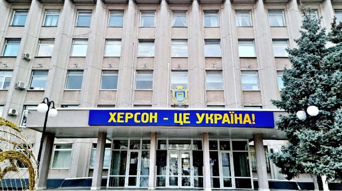 Росіяни вночі накрили вогнем Херсон – постраждали двоє людей