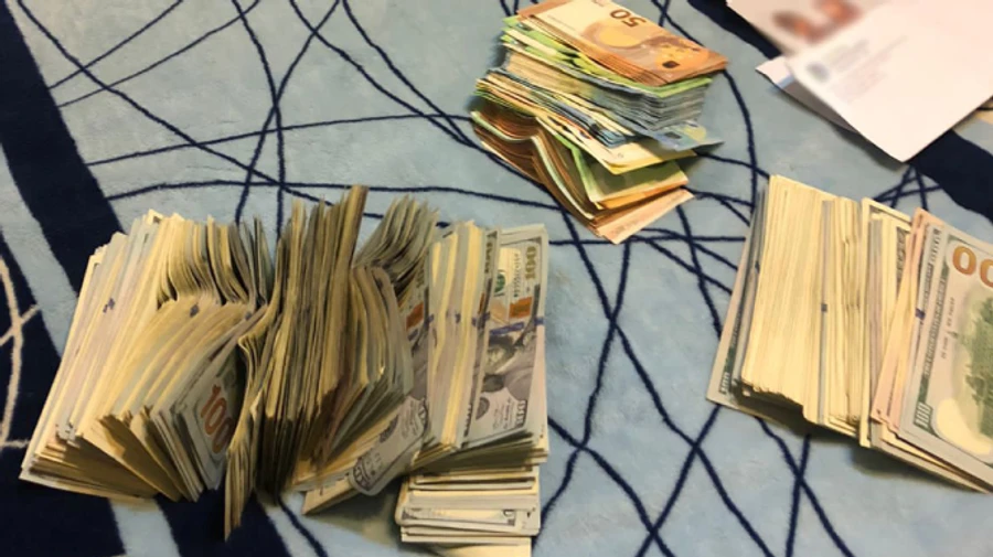 Керівництво комісії Медичних сил ЗСУ викрили на хабарі, вдома знайшли мільйони готівки