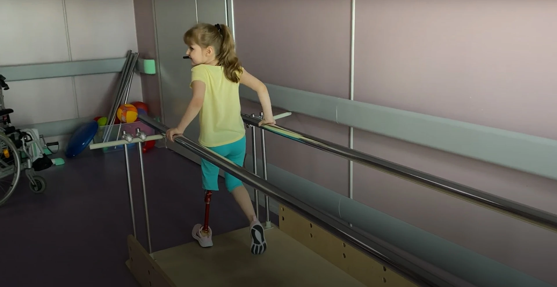 Parents imagined a leg where the toes would move. How Ukraine's first child who lost a limb due to the war is undergoing prosthetics treatment