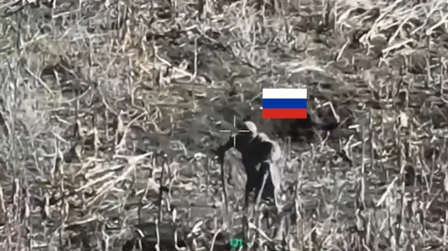 Аэроразведчики показали, как россияне бросают на позиции ВСУ солдат на костылях