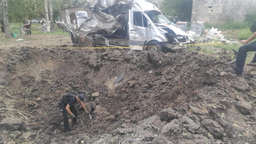 Обстріл Харківщини: ракета впала поруч з багатоквартирним будинком, пошкоджені 15 автівок