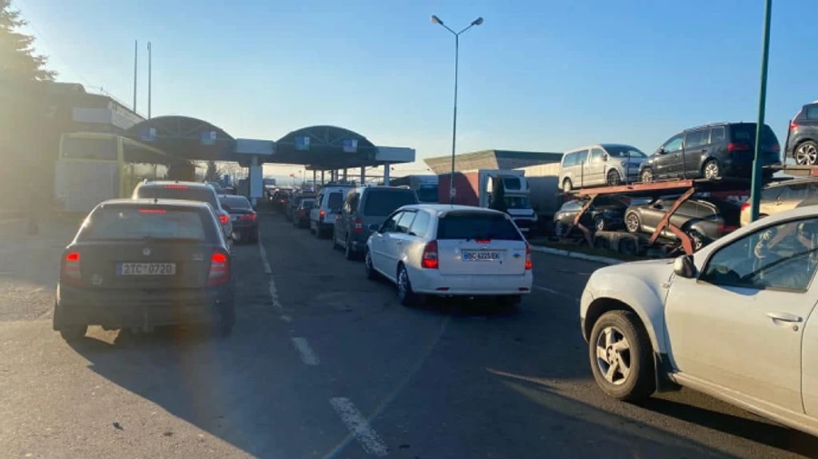 120,000 people cross the Western border of Ukraine on a daily basis