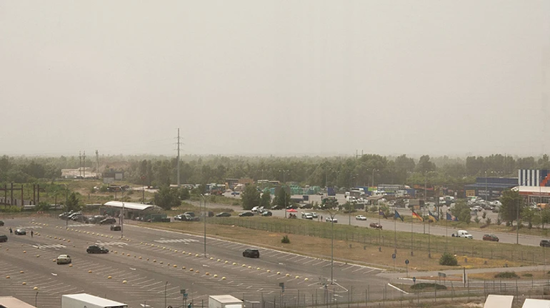 Синоптики рассказали, когда «пылевая буря» покинет Киев 